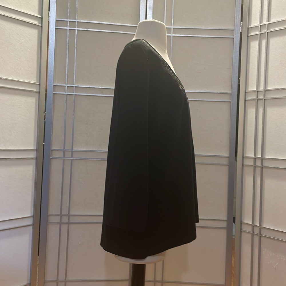BLACK 3/4 sleeve round neck with design top Size 1X - Picture 2 of 5